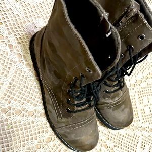 Combat camp boots size 8.5